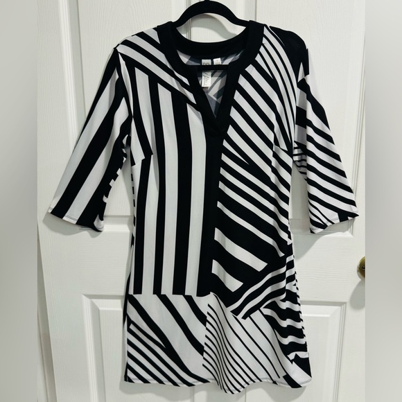 Emma & Michele Dresses & Skirts - Emma & Michele Blk & White Geometric Striped V-Neck 3/4 Sleeve Shift Dress. Sz 6